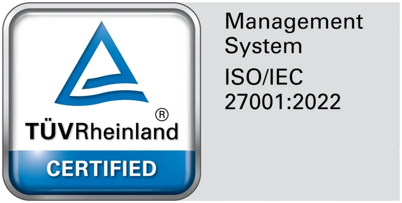 ISO 27001 HEIN Netzwerktechnik Logo von TÜV Rheinland mit blauem Dreieck und Wellenlinie, darunter der Schriftzug „TÜV Rheinland CERTIFIED“. Rechts daneben steht: „Management System ISO/IEC 27001:2022“. Dieses Siegel bestätigt, dass das Unternehmen ein zertifiziertes Informationssicherheits-Managementsystem nach der internationalen Norm ISO/IEC 27001:2022 einsetzt.