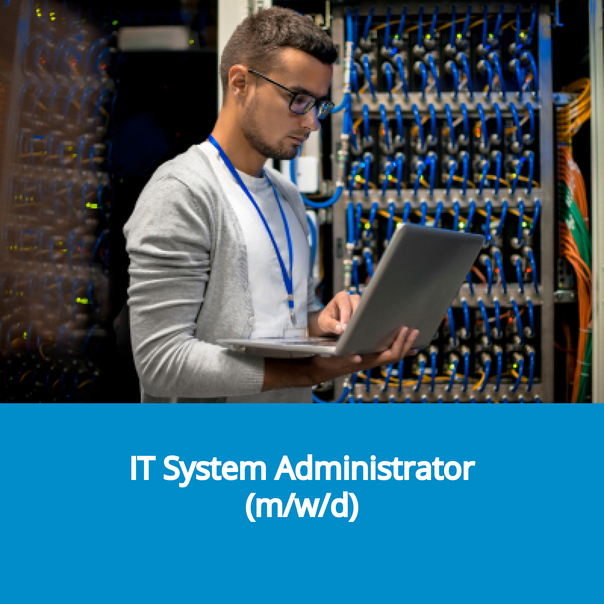 Mann mit Laptop im Serverraum. Verlinkung zur Stellenanzeige IT System Administrator(m/w/d).