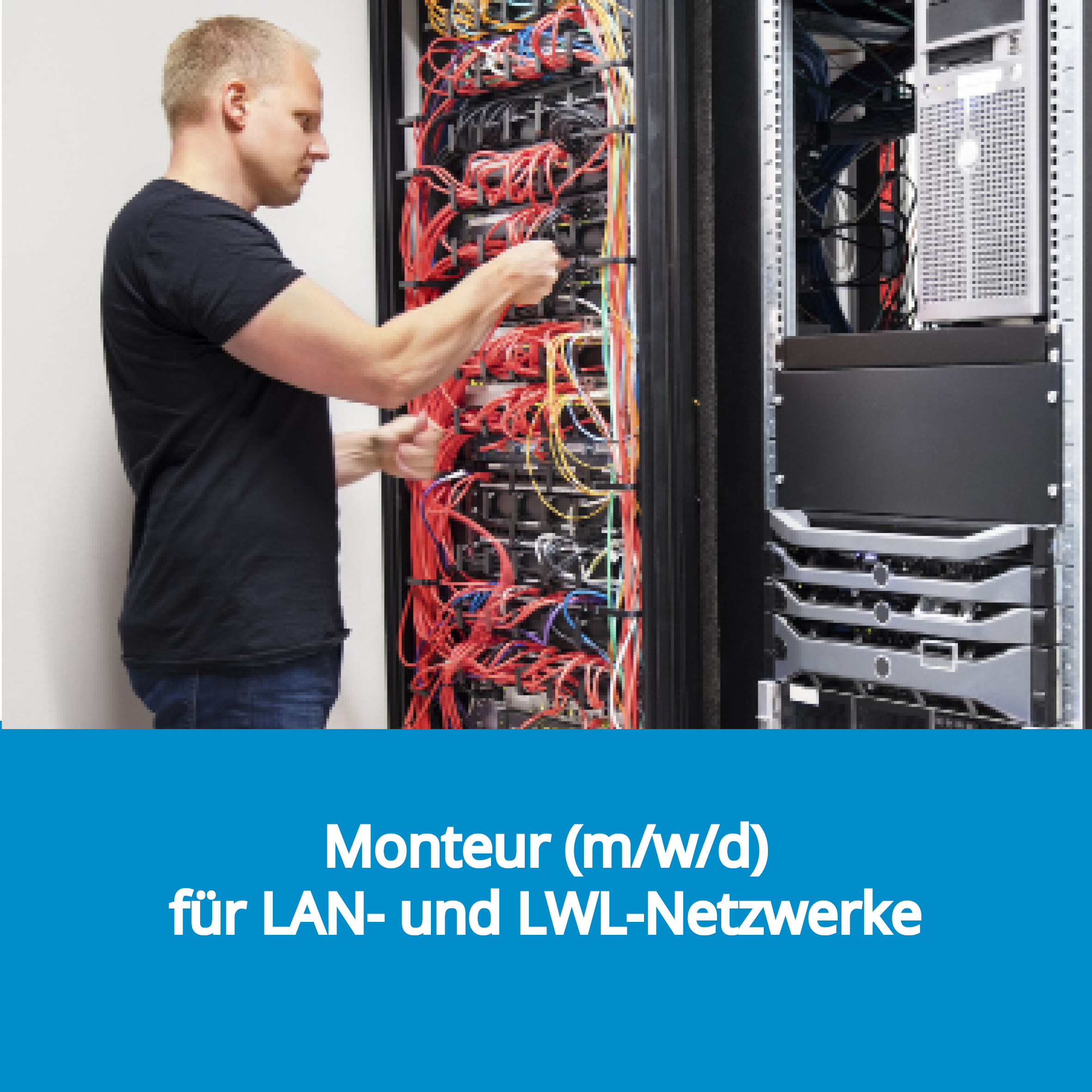 Mann arbeitet mit offenem Netzwerkschrank. Verlinkung zur Stellenanzeige Monteur (m/w/d) für LAN- und LWL-Netzwerke.