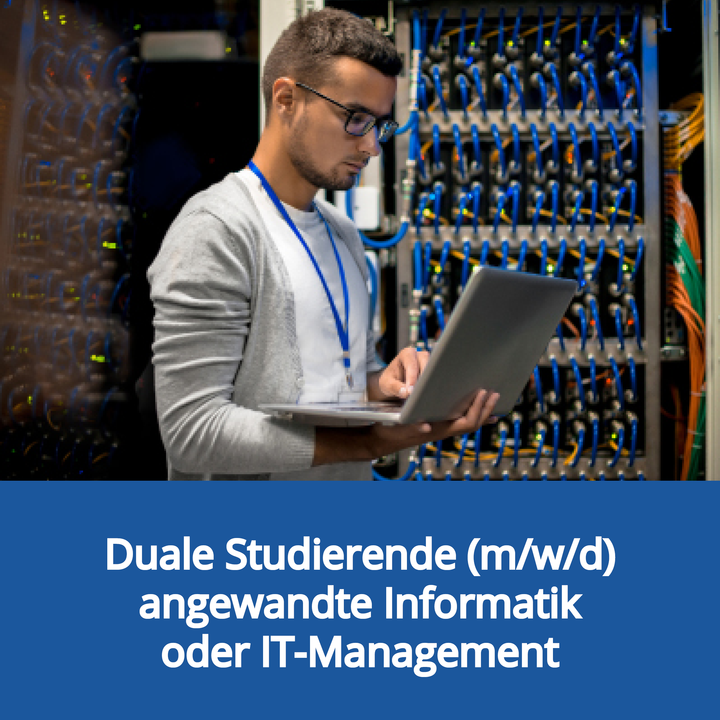 Mann mit Laptop im Rechenzentrum. Verlinkung zur Stellenanzeige Duale Studierende (m/w/d) für angewandte Informatik oder IT-Management.