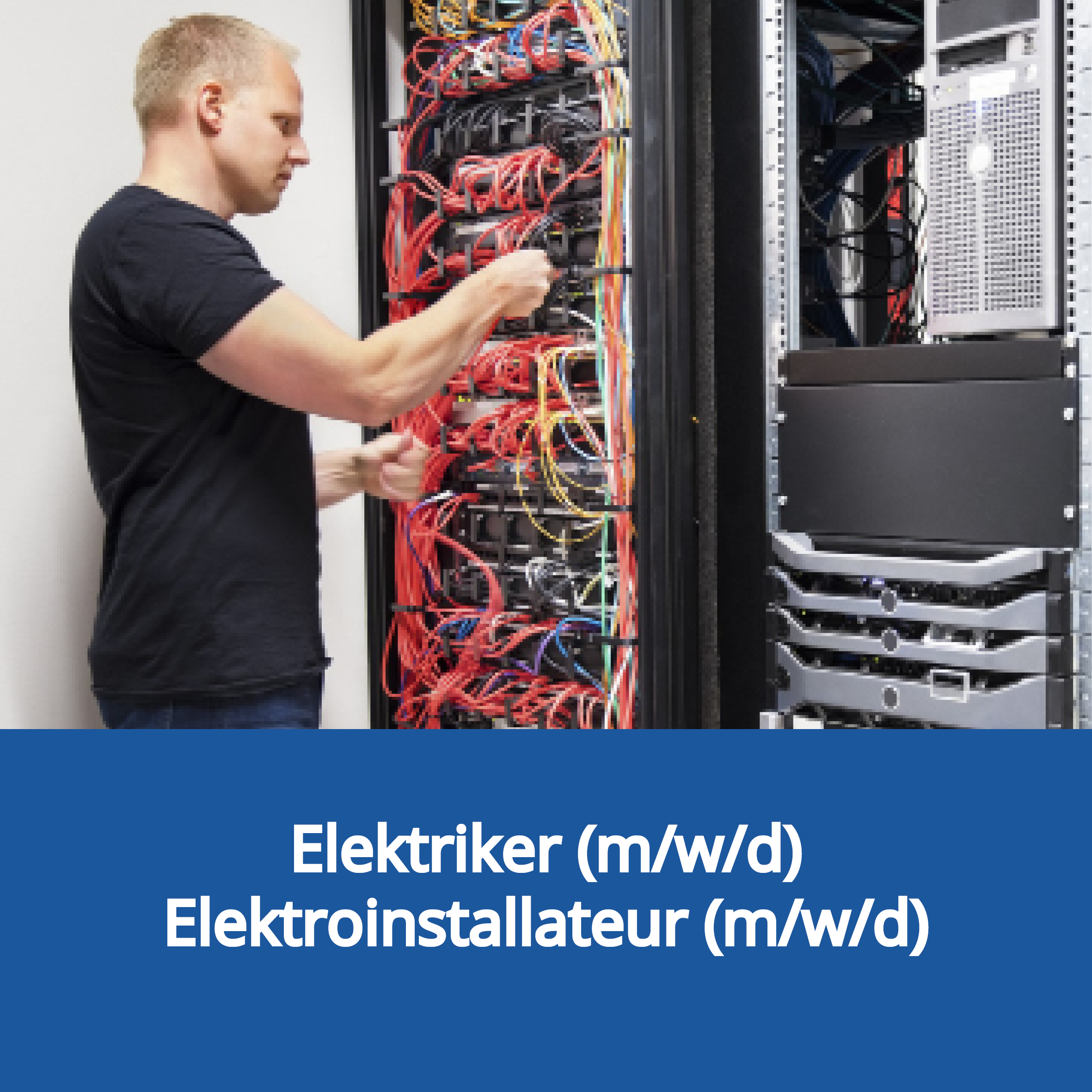 Mann arbeitet an einem Serverschrank. Verlinkung zur Stellenanzeige Elektriker (m/w/d) Elektroinstallateur (m/w/d).