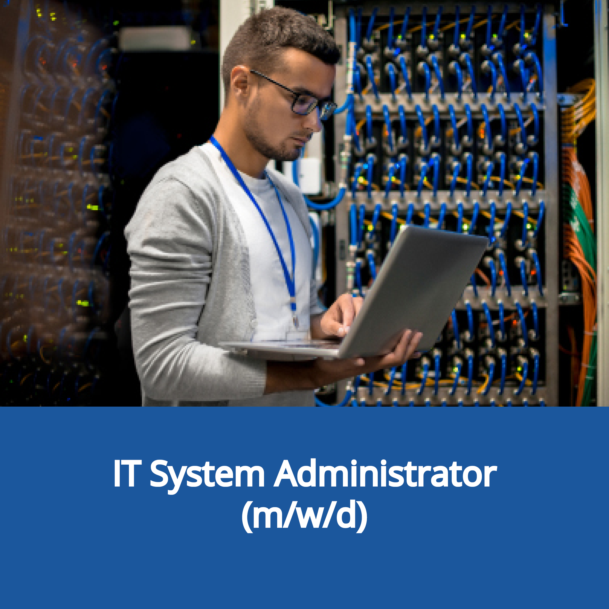 Mann mit Laptop im Serverraum. Verlinkung zur Stellenanzeige IT System Administrator(m/w/d).