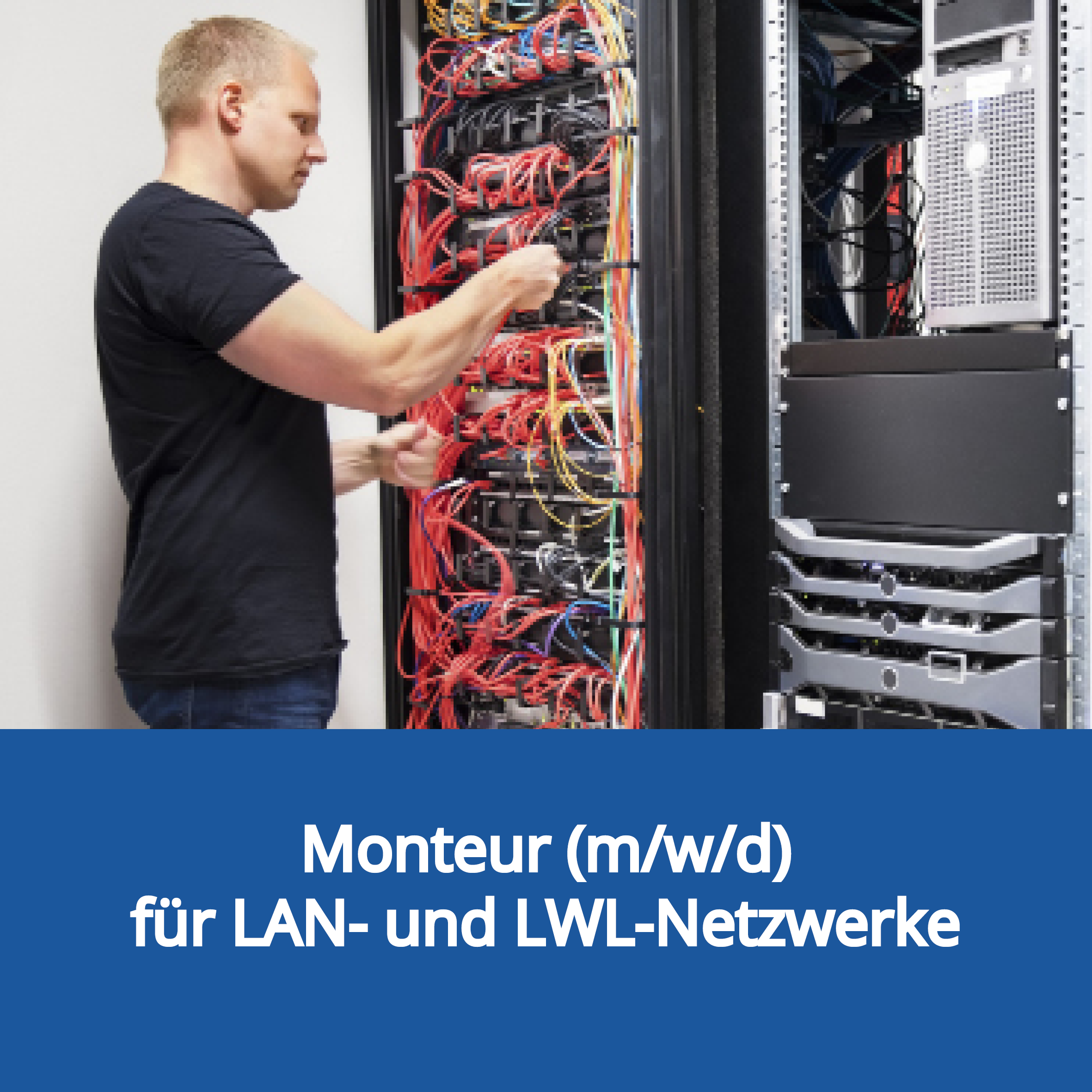 Mann arbeitet mit offenem Netzwerkschrank. Verlinkung zur Stellenanzeige Monteur (m/w/d) für LAN- und LWL-Netzwerke.