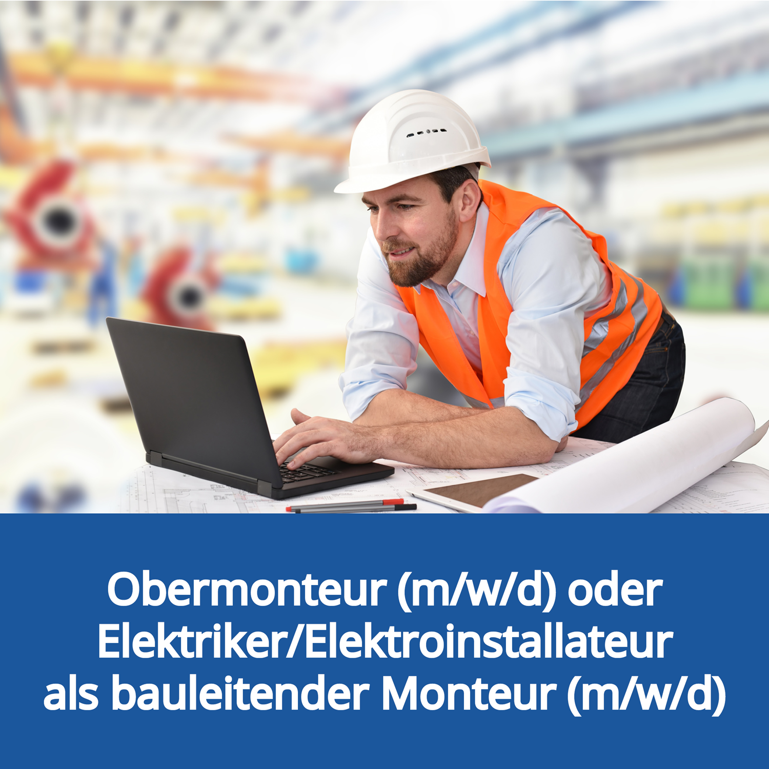 Obermonteur mit weißem Helm arbeitet am Laptop auf einer Baustelle. Verlinkung zur Stellenanzeige Obermonteur (m/w/d) oder Elektriker/Elektroinstallateur als bauleitender Monteur (m/w/d).
