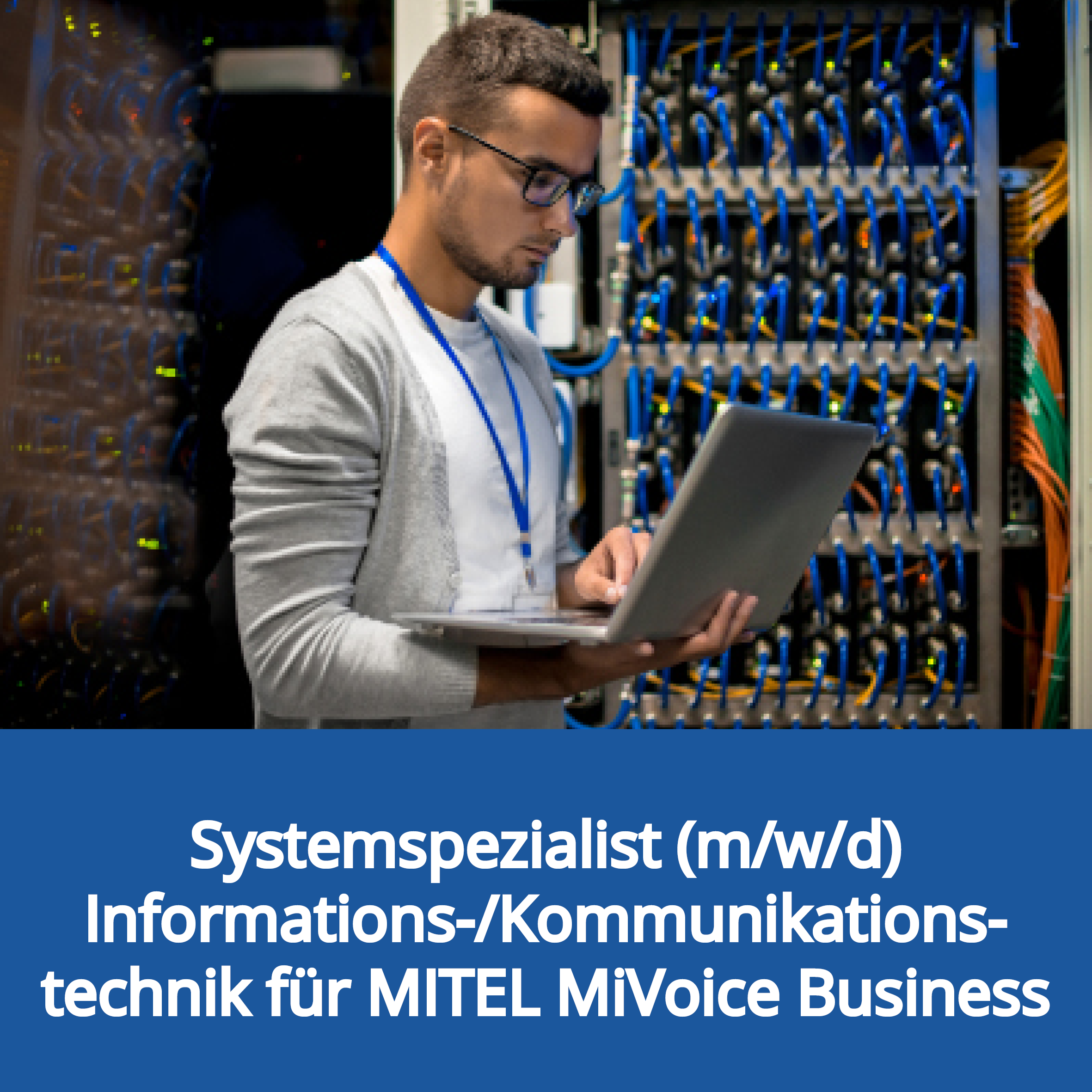 Mann mit Laptop im Serverraum. Verlinkung zur Stellenanzeige Systemspezialist (m/w/d) Informations-Kommunikationstechnik für MITEL MiVoice Business.